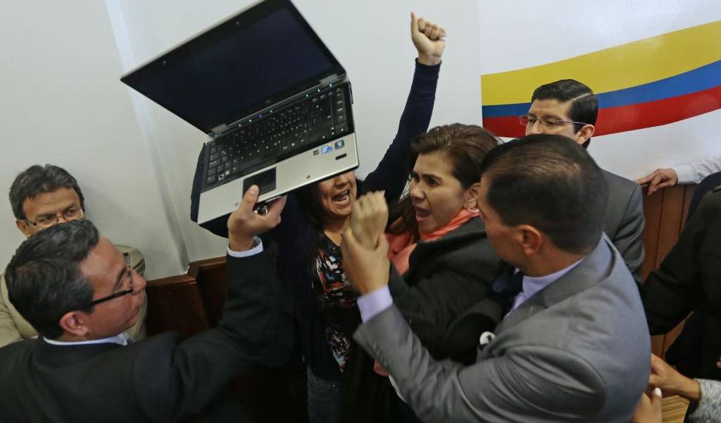 Reunión de la comisión de enmiendas constitucionales comenzó con incidentes