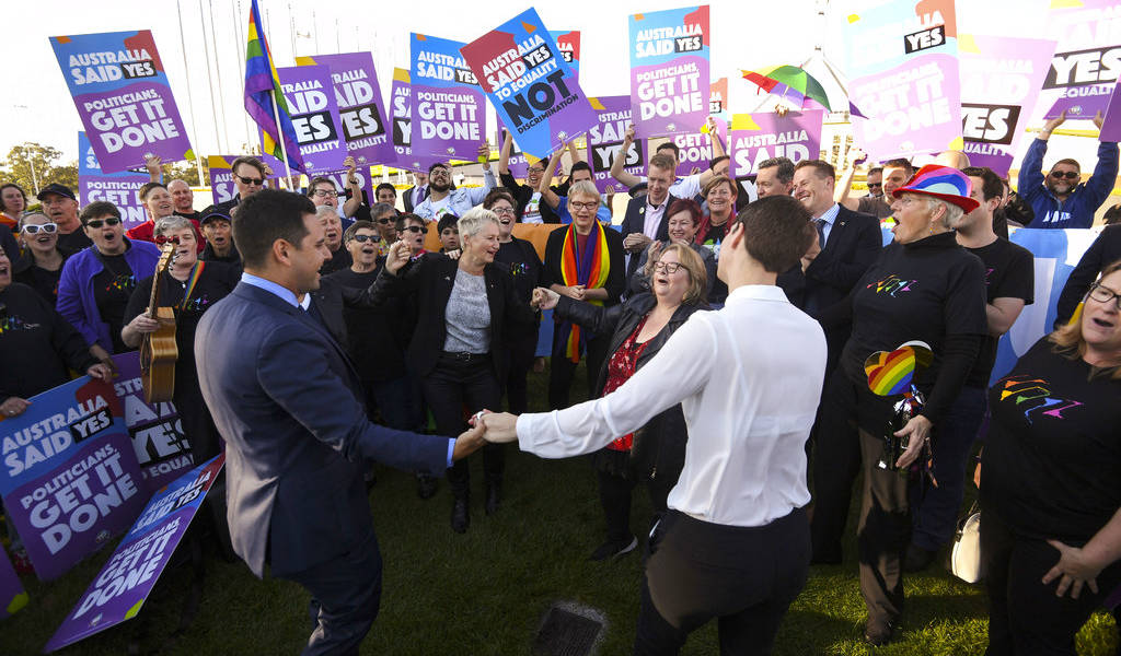 Premier australiano firma ley a favor de matrimonio gay