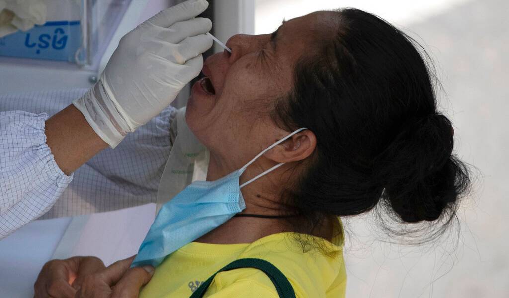 Quienes ya tuvieron COVID-19 deben vacunarse por variantes