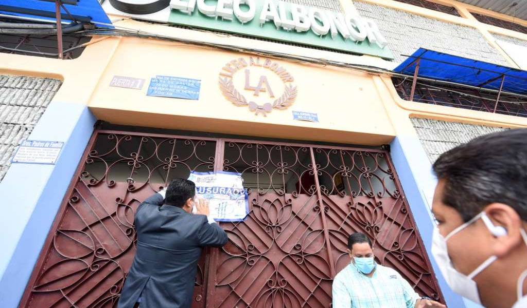 Clausuran colegio privado en Guayaquil por citar a estudiantes