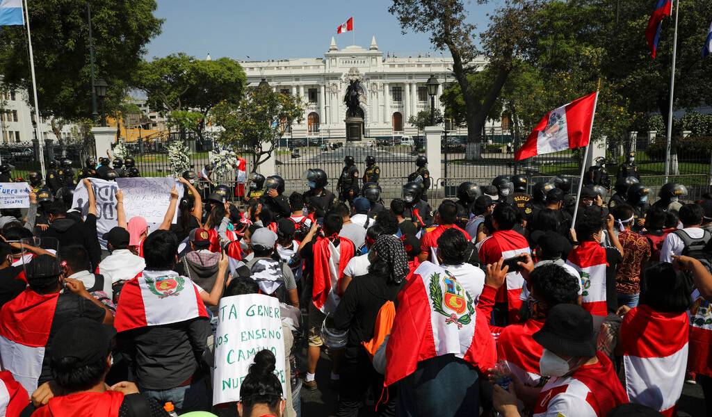 Congreso impide elección de primera presidenta de Perú