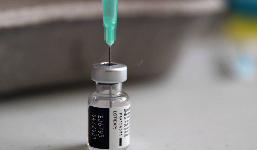 Pfizer: Variante sudafricana podría reducir protección de vacuna