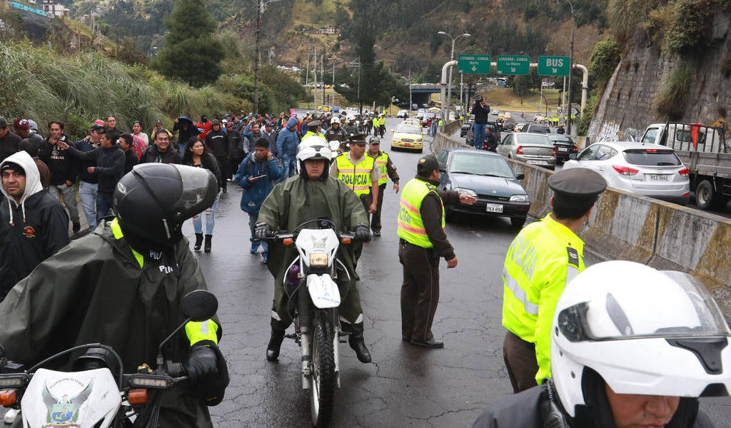 Estudiantes rechazan un posible aumento del costo del pasaje urbano en Quito