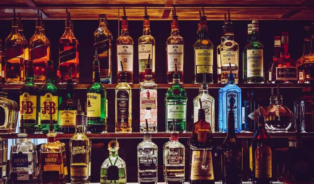 COVID: no podrán beber alcohol 2 meses quienes se pongan vacuna rusa