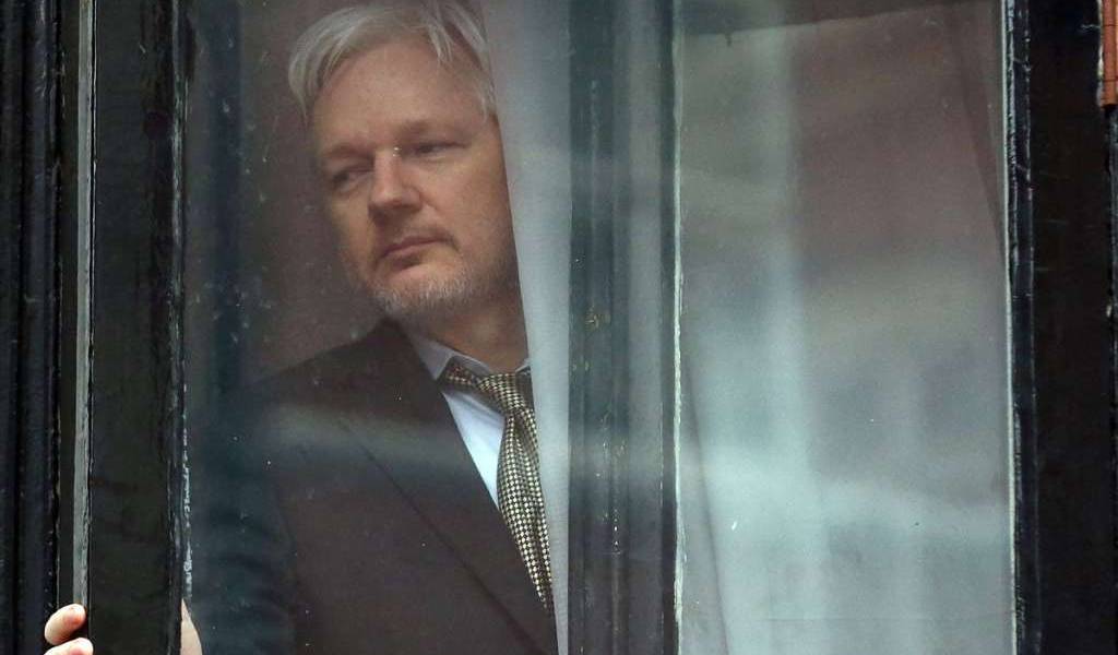 Ecuador habría pagado por seguridad de Julian Assange