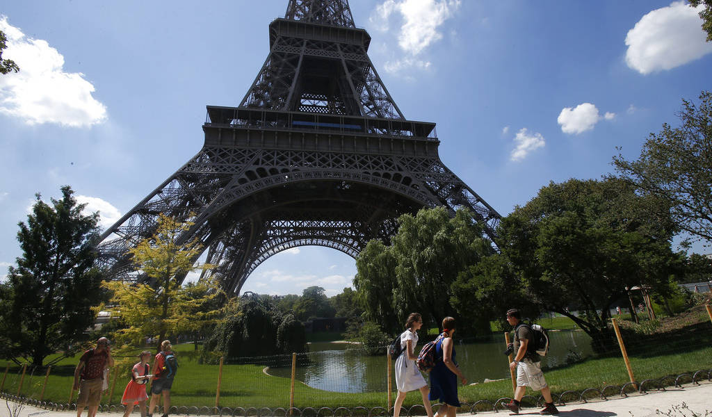 Turistas frustrados por cierre de torre Eiffel a causa de huelga