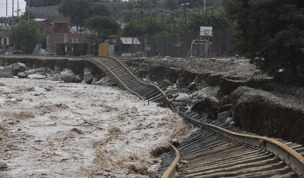 Las intensas lluvias destruyen parte de la línea de tren de minerales en Perú