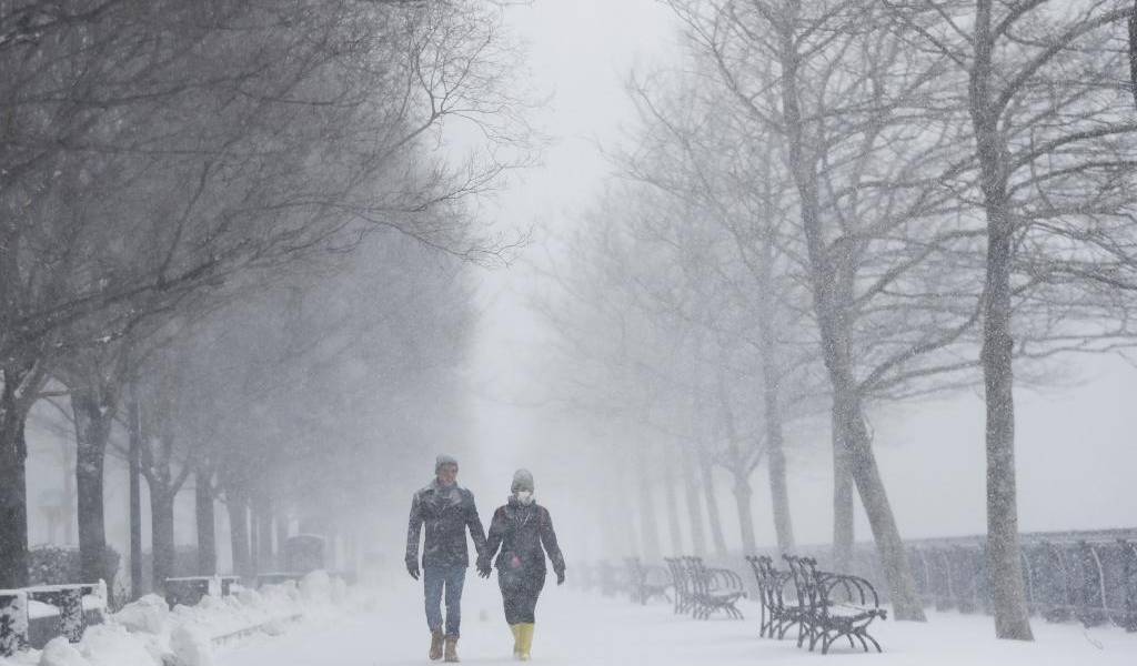 Vuelos cancelados y clases suspendidas por nevada en Estados Unidos