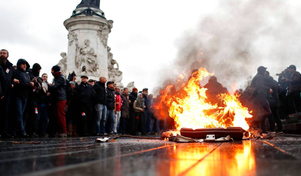 Francia busca frenar crisis de &quot;chalecos amarillos&quot;