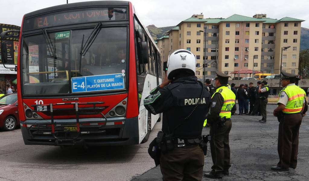 Transportistas suspenden temporalmente la paralización de buses en Quito
