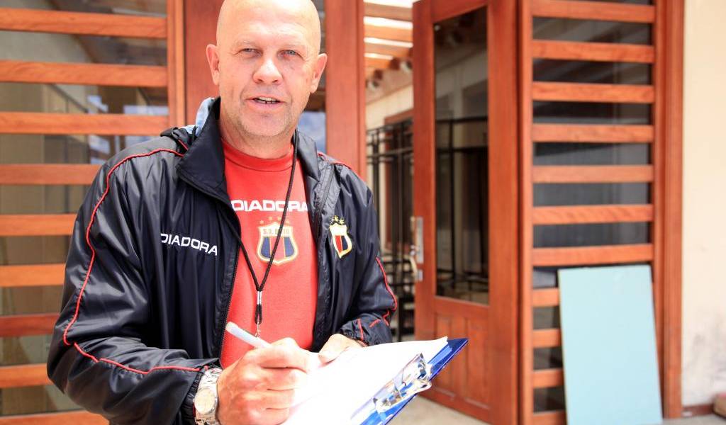 Carlos Ischia llegaría este miércoles a dirigir a Barcelona