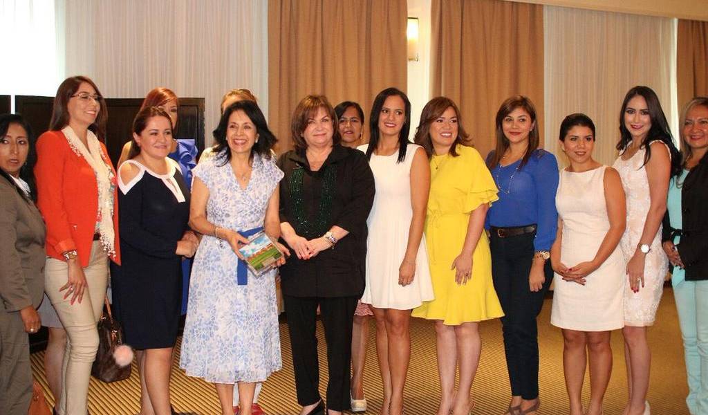 Primera dama se reunió con esposas de alcaldes y prefectos de 3 provincias