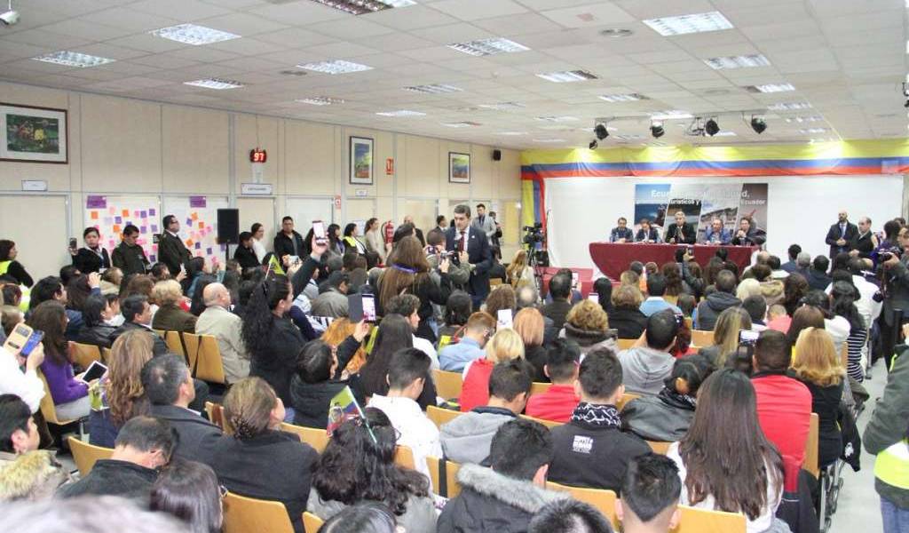Mandatario se reúne con migrantes ecuatorianos durante visita oficial a España