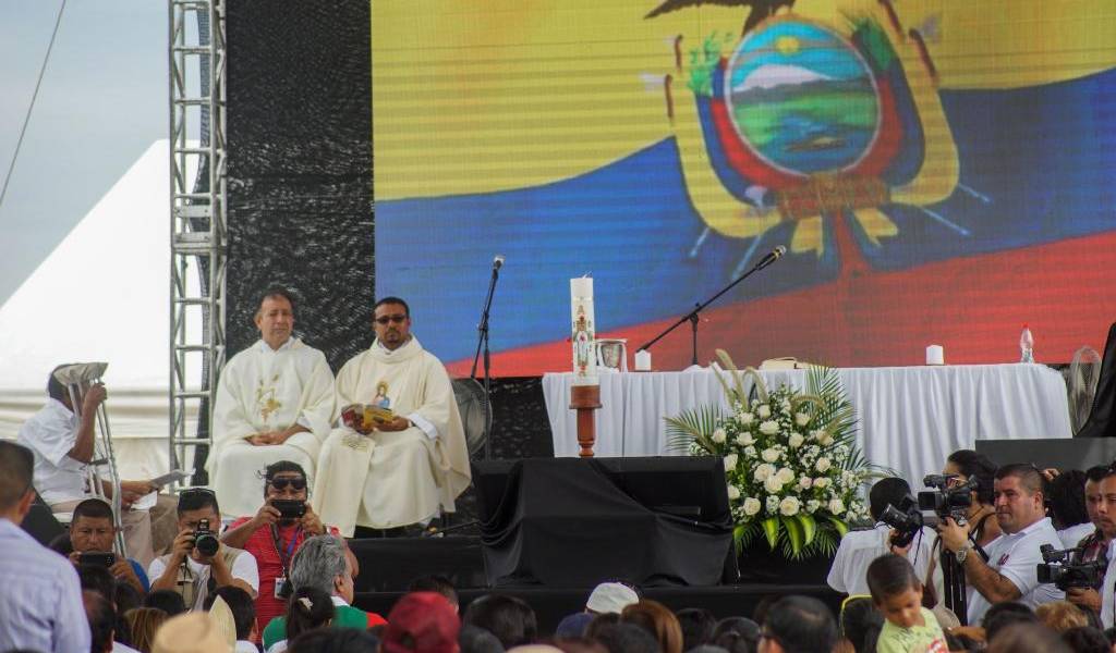 Ecuador recordó a fallecidos por el terremoto con develación de memoriales y misas