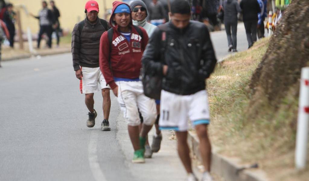 Fieles cumplen sus promesas a la 'Churona' en el último tramo de la procesión
