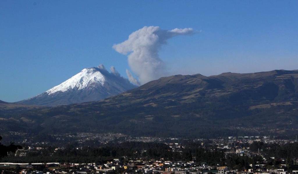 Autoridades mantienen alerta amarilla en el Cotopaxi tras sobrevuelo