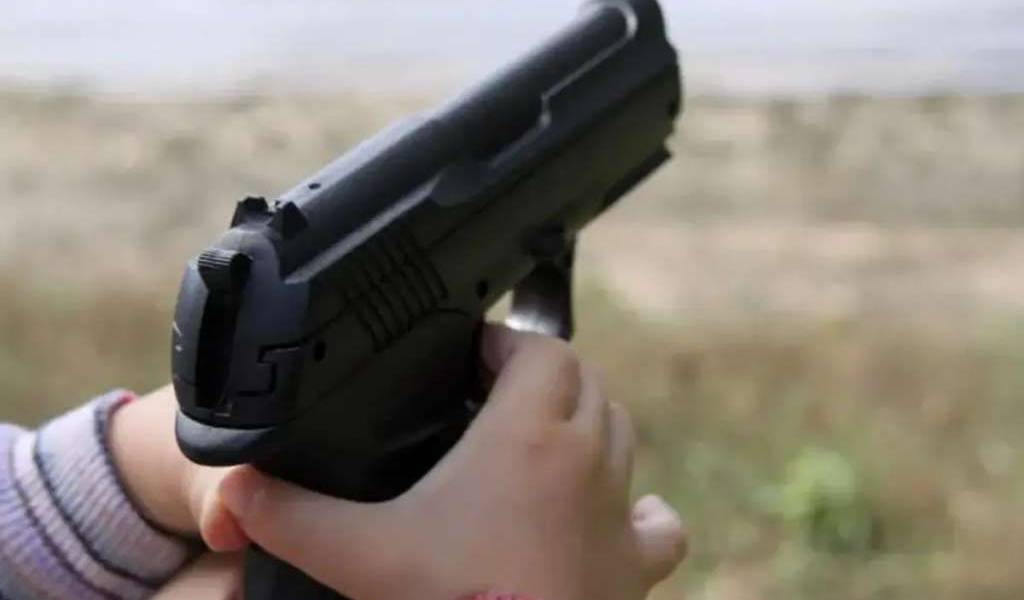 EEUU: Niño de 2 años se dispara con arma de su padre