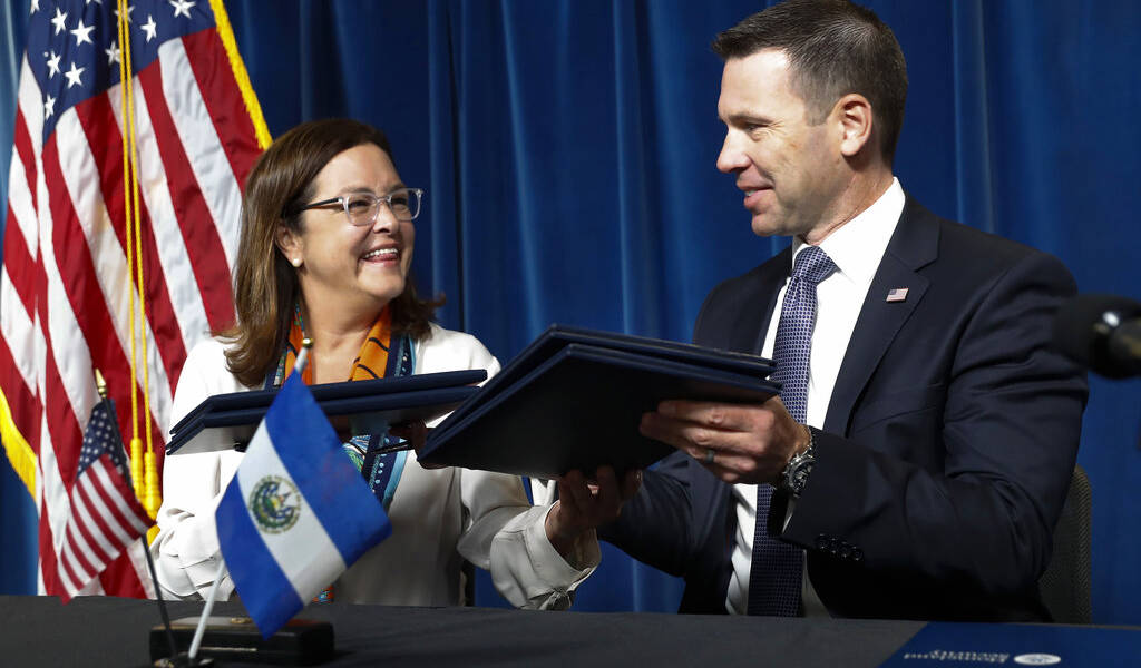 EEUU y El Salvador firman acuerdo para frenar migración