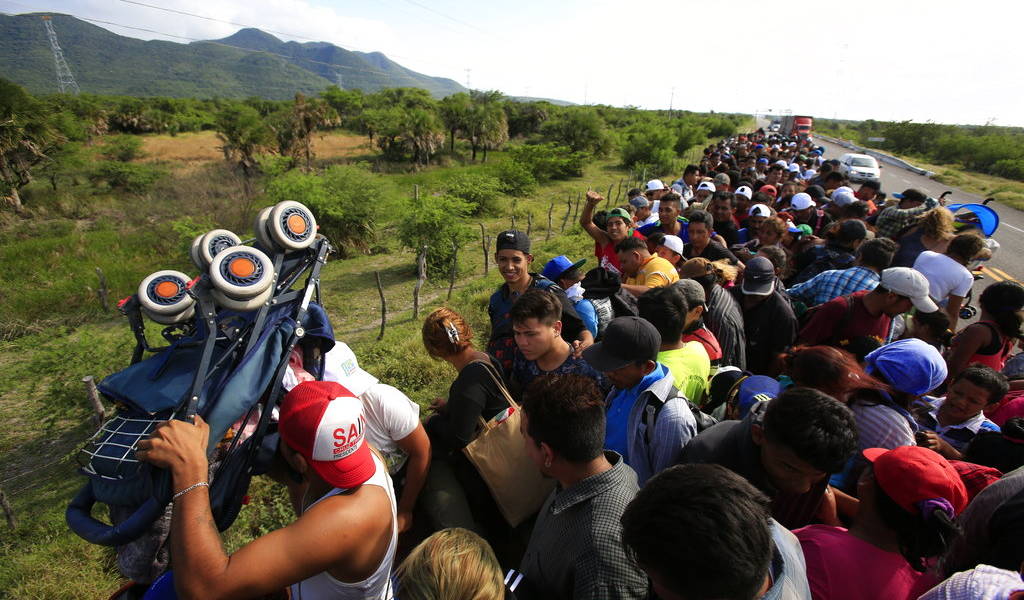 Caravana espera un transporte que los lleve a la Ciudad de México