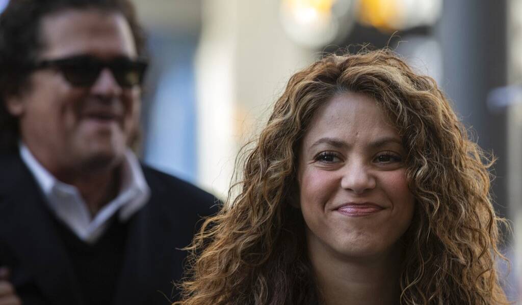 Shakira y Carlos Vives defienden “La bicicleta” ante un juez