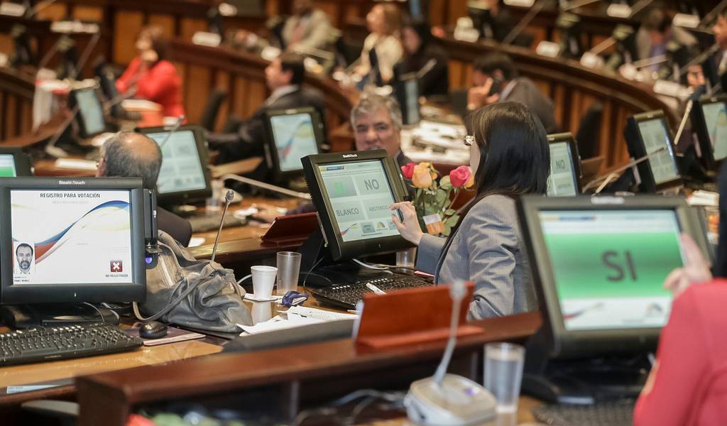 Bloques legislativos reaccionan tras filtración de audio que involucra a Elizabeth Cabezas