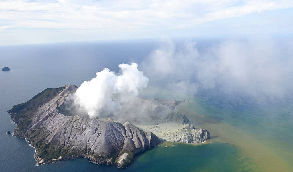5 muertos en erupción de volcán en Nueva Zelanda
