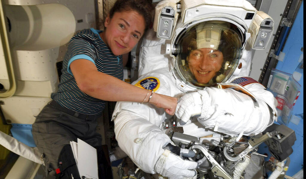 Realizan primera caminata espacial exclusivamente de mujeres