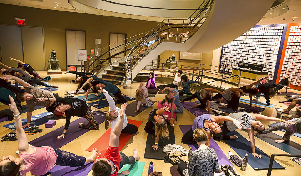 Museos ofrecen yoga para acompañar el arte