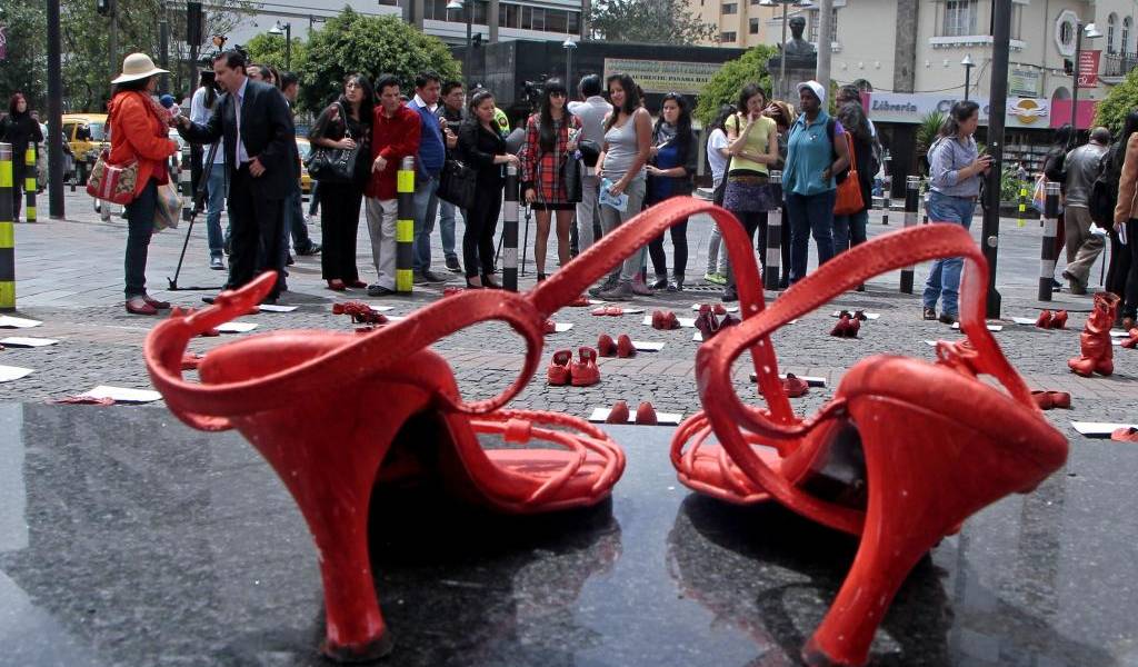 Con zapatos rojos piden “Justicia para Vanessa” en las calles de Quito