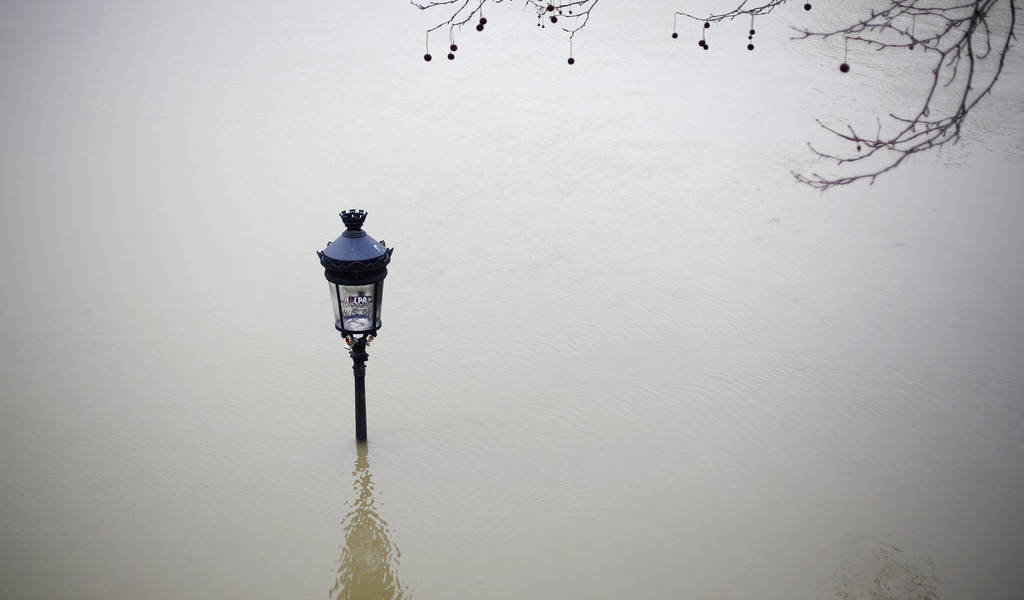 Francia lucha contra inundaciones que provocan cierre de vías y evacuación de hospitales