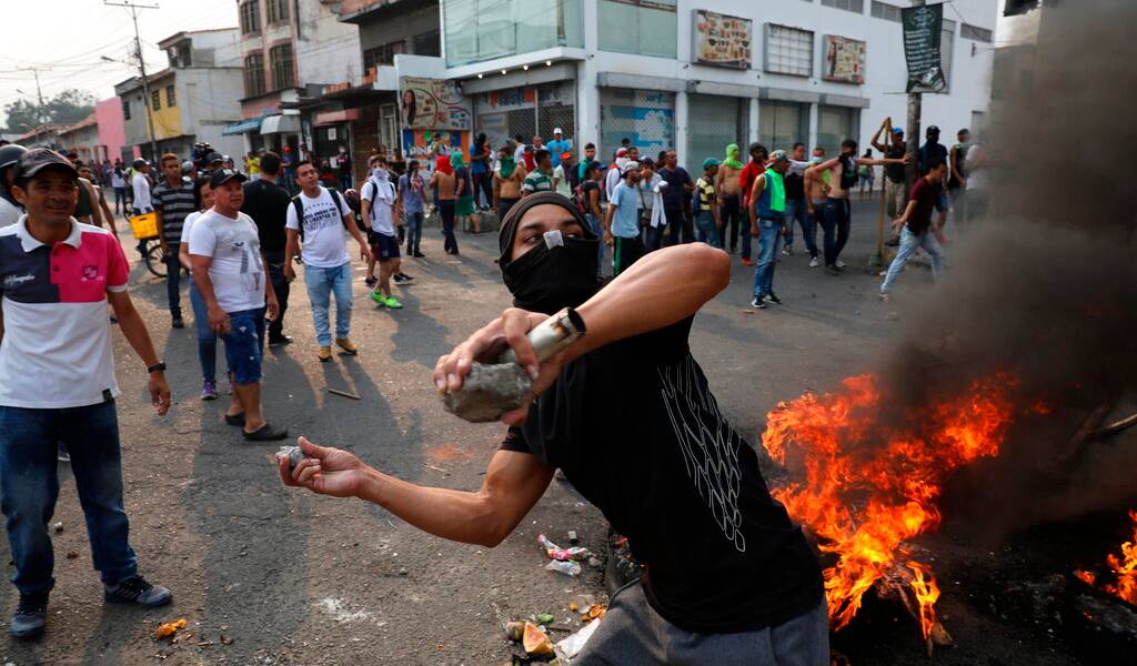 Disturbios en dos puentes entre Venezuela y Colombia por ayuda humanitaria