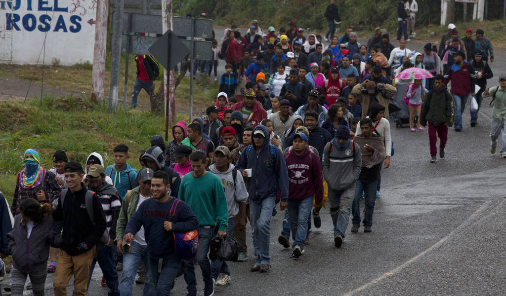 Miles de migrantes retoman su camino hacia EEUU