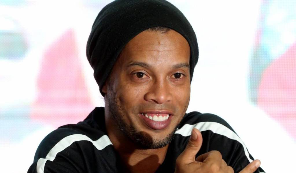 Justicia le prohibió a Ronaldinho salir del país