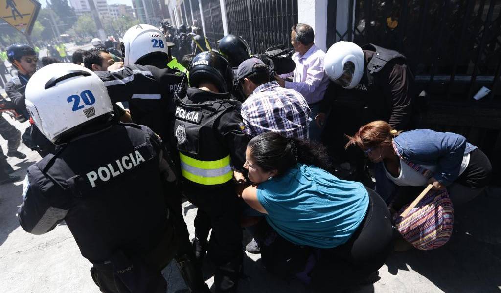 Fuertes enfrentamientos en Quito en rechazo a las enmiendas constitucionales