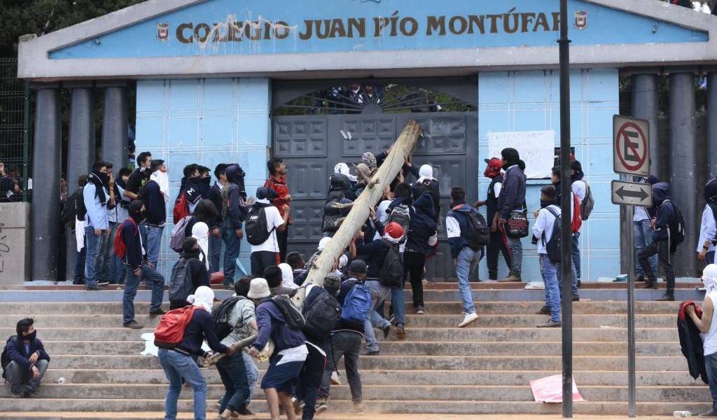 Nuevo enfrentamiento entre policías y estudiantes del Montúfar