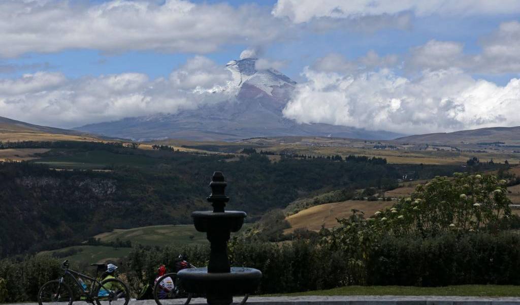 Las emisiones del volcán Cotopaxi se observan desde el Teleférico de Quito