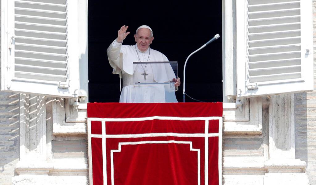 Papa Francisco auxiliado por bomberos tras quedarse en ascensor