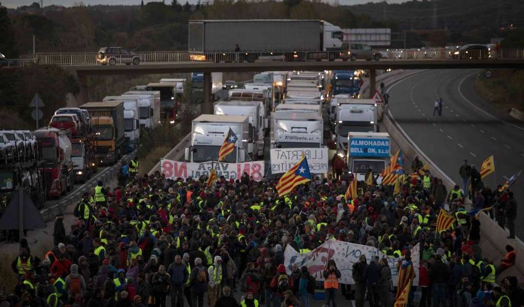 Independentistas catalanes cortan carreteras y vías en jornada de huelga