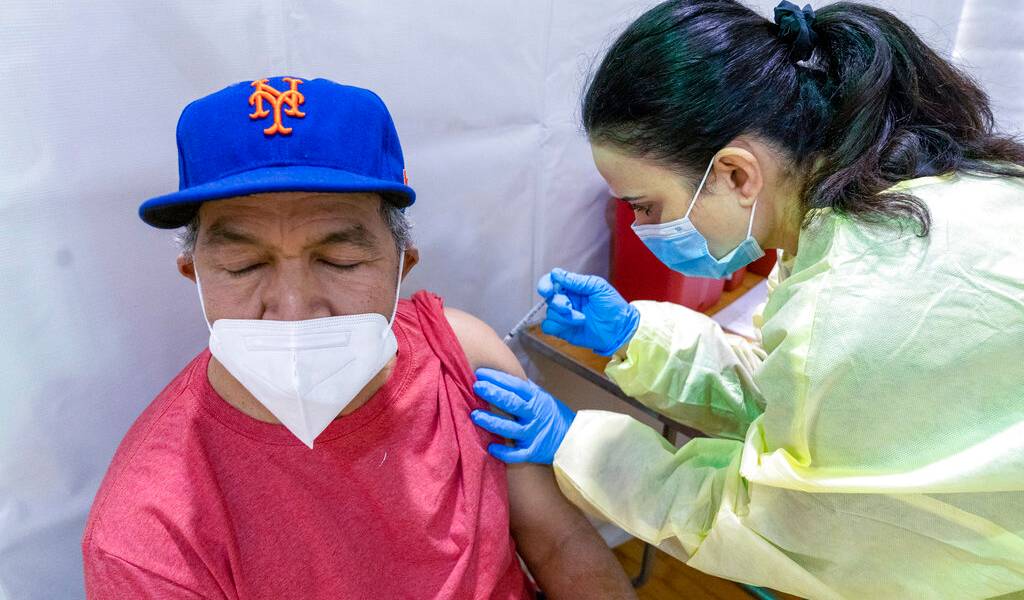 Más alcaldes de Ecuador solicitan al Gobierno autorización para comprar vacunas contra COVID-19