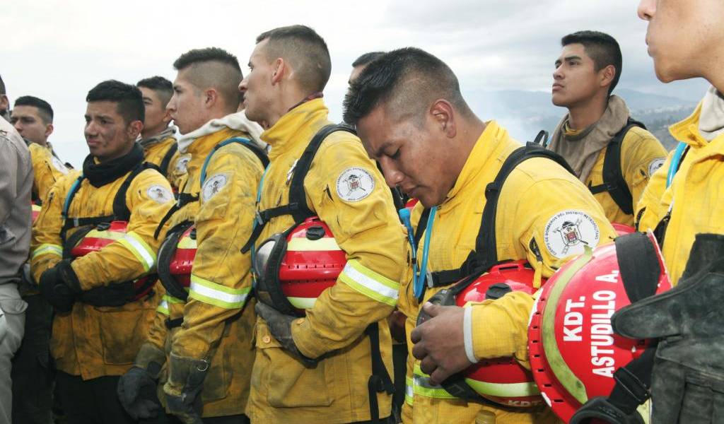 Realizan homenaje póstumo a bomberos fallecidos en incendio en Puembo