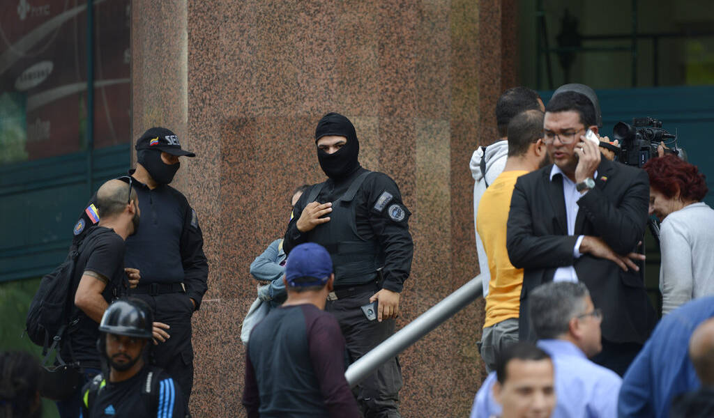 Policía venezolana rodea oficina de Guaidó en Caracas
