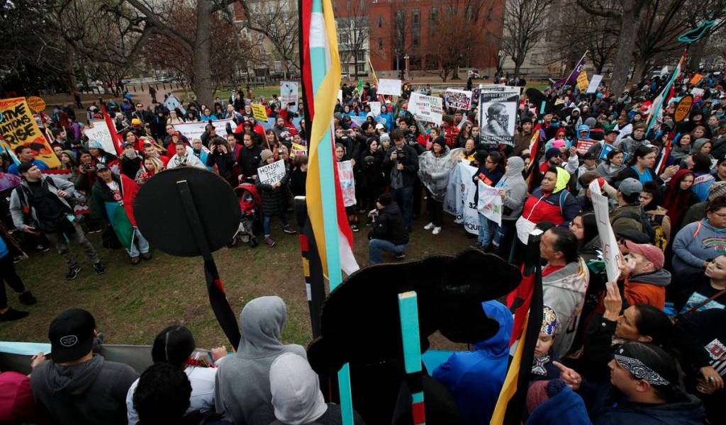 Indígenas protestan frente a la Casa Blanca contra de polémico oleoducto
