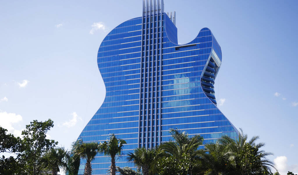 Inauguran hotel con forma de guitarra al sur de Florida