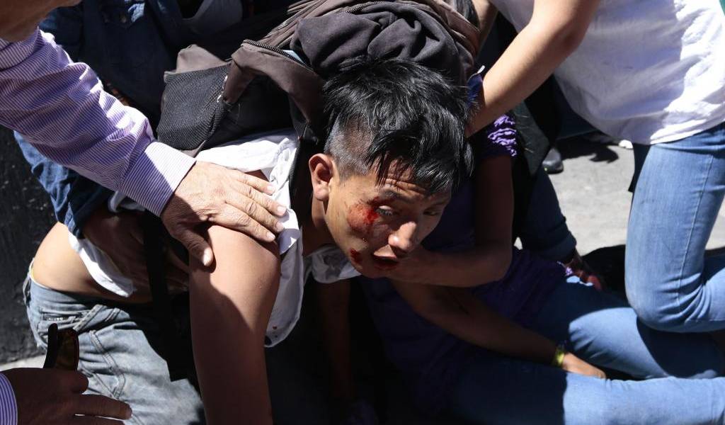 Fuertes enfrentamientos en Quito en rechazo a las enmiendas constitucionales