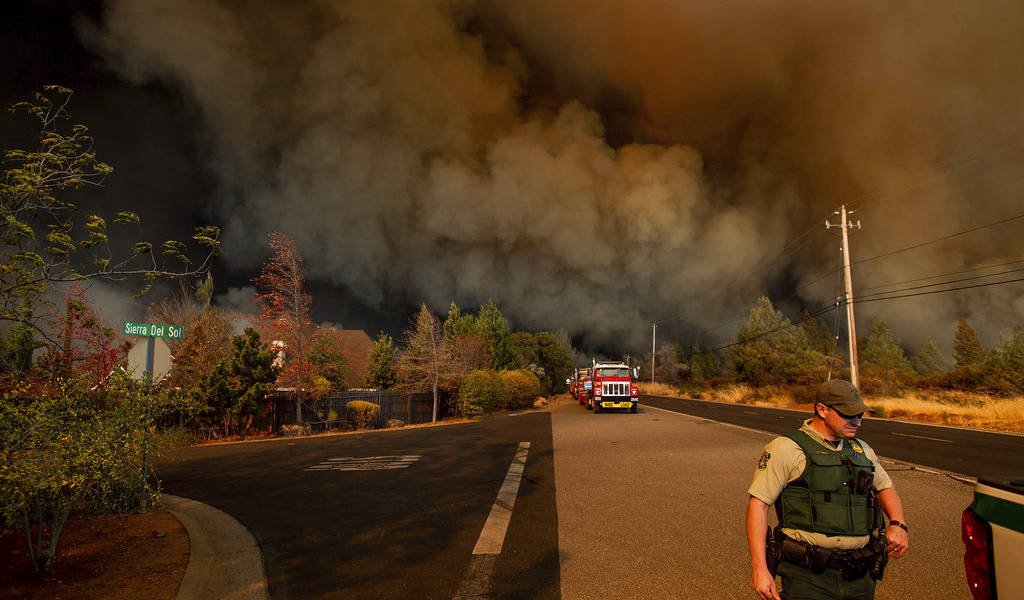 Incendios que arrasan California dejan 25 muertos