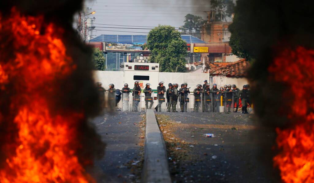 Militares venezolanos dispersan con gases lacrimógenos a manifestantes en puente fronterizo con Colombia
