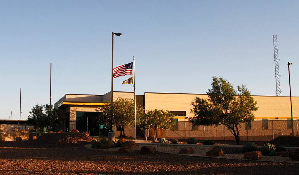 EEUU retira a niños de centro de detención en Texas