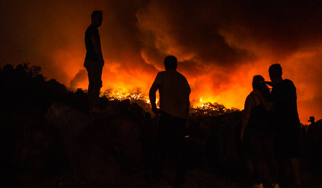 Portugal continúa luchando contra gran incendio al sur del país