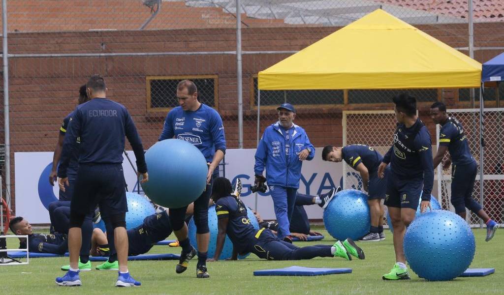 La selección ecuatoriana entrenó de mañana para evitar la lluvia