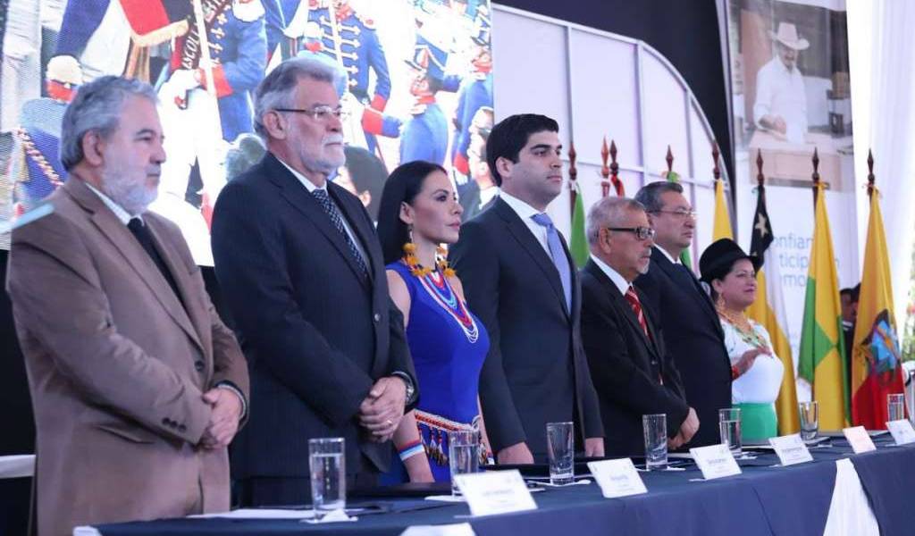 Autoridades de Gobierno inauguran la jornada electoral desde el CNE en Quito